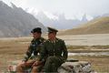 Пограничники: китайский и пакистанский, охраняют рубежи, на перевале Хунджераб