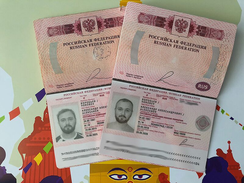 Файл:RU-2-passports-00.jpg
